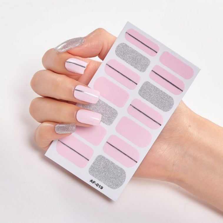 Selbstklebende Nagelsticker – 40 Designs, Farbmix | Gel-Look für Zuhause