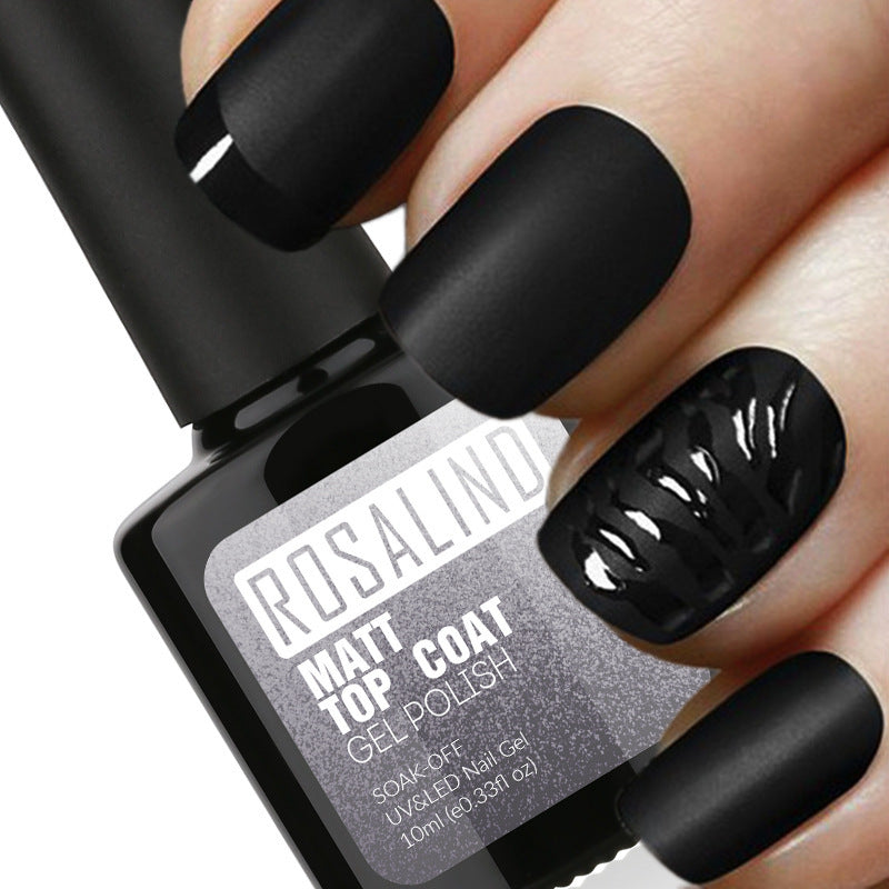 Nagellack-Gel weicht matte Oberflächen dauerhaft auf