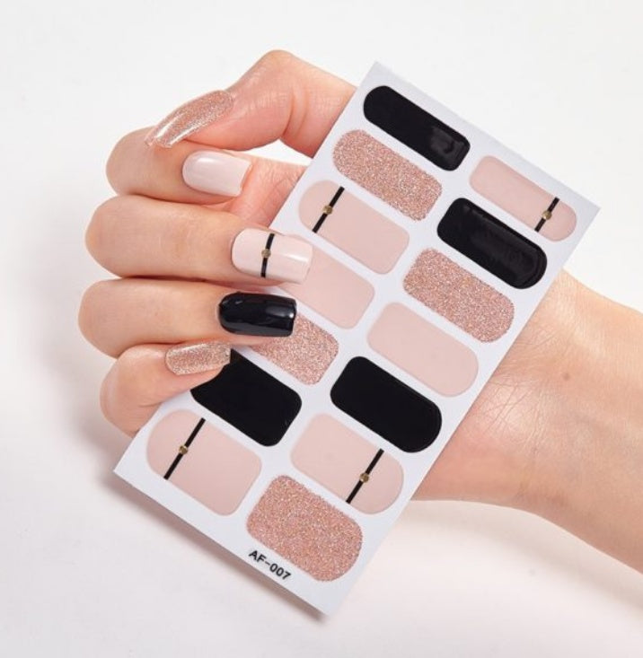 Selbstklebende Nagelsticker – 40 Designs, Farbmix | Gel-Look für Zuhause