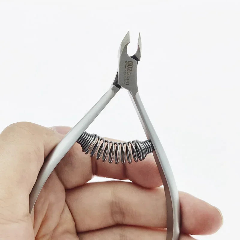 Profi Edelstahl-Nagelhautzange mit Feder – Für Finger- & Fußnägel