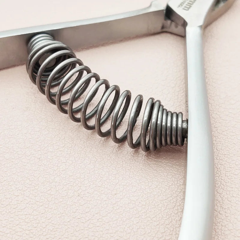 Profi Edelstahl-Nagelhautzange mit Feder – Für Finger- & Fußnägel