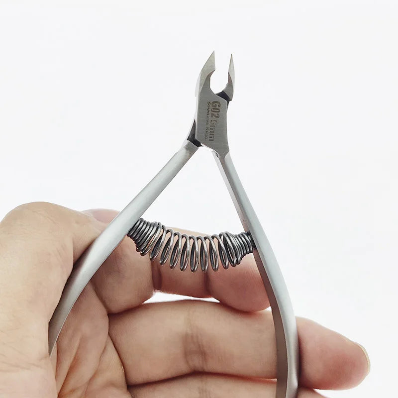Profi Edelstahl-Nagelhautzange mit Feder – Für Finger- & Fußnägel