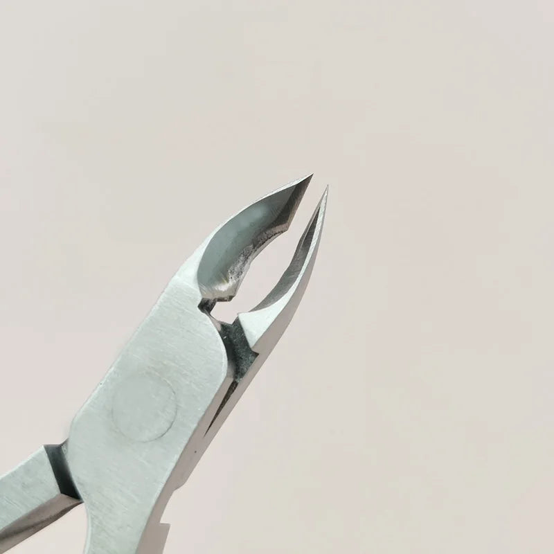 Profi Edelstahl-Nagelhautzange mit Feder – Für Finger- & Fußnägel